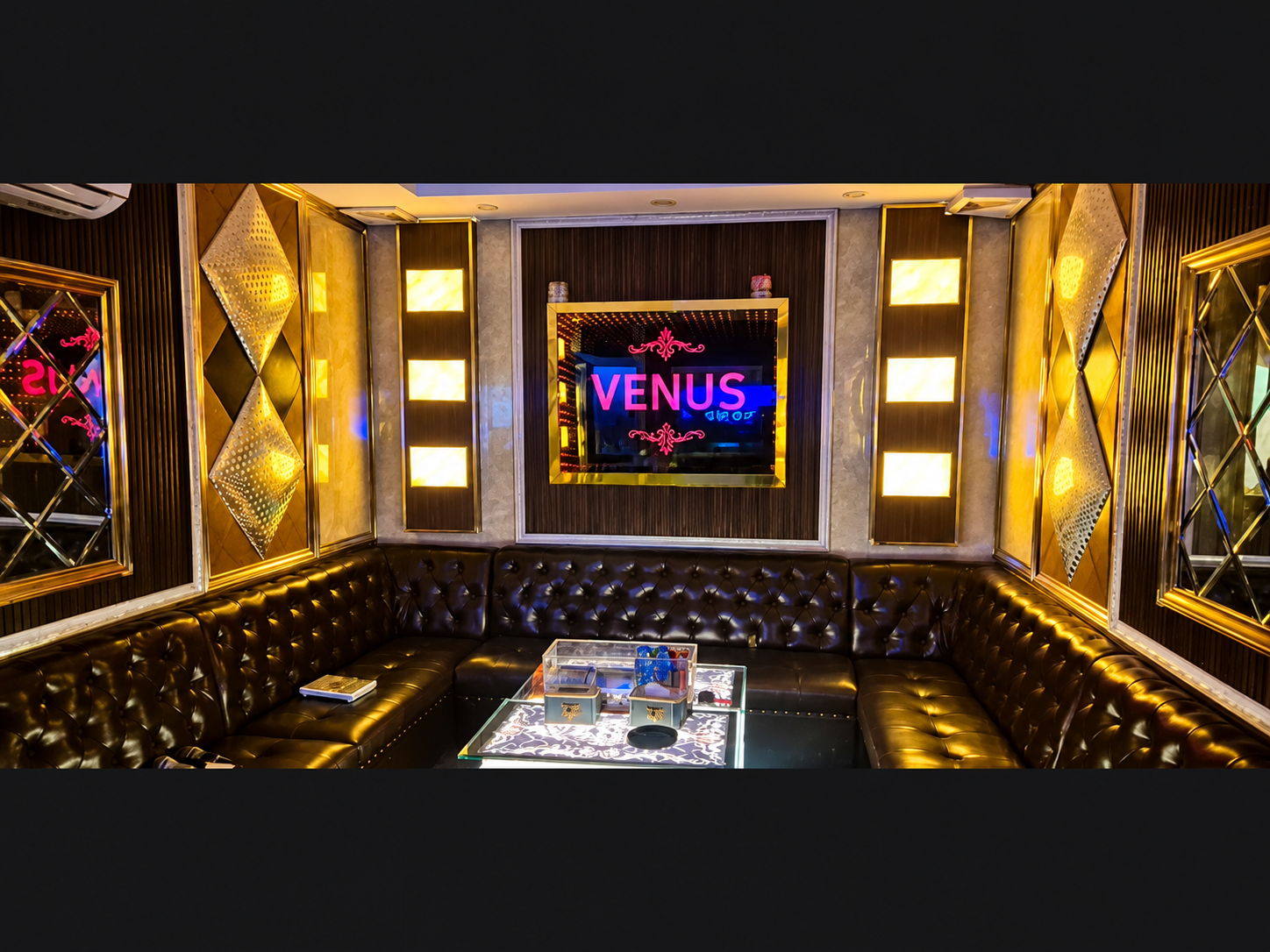 하노이 비너스 가라오케 룸 정면 VENUS 사인