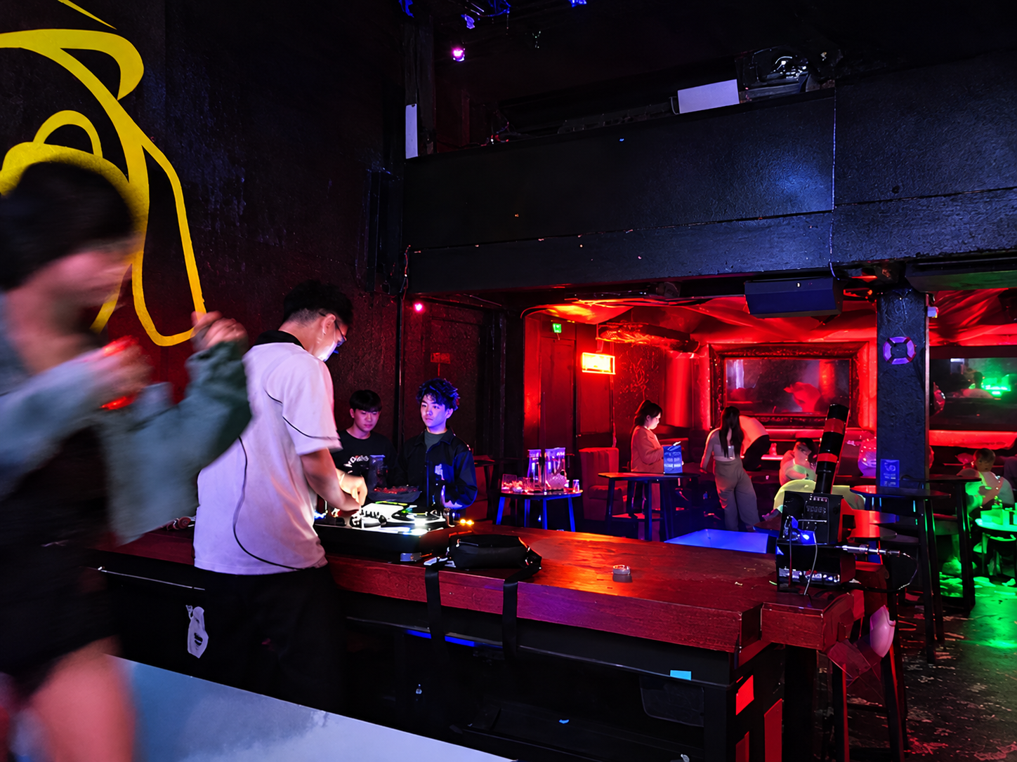 다낭 블룸나이트클럽 바 카운터 DJ